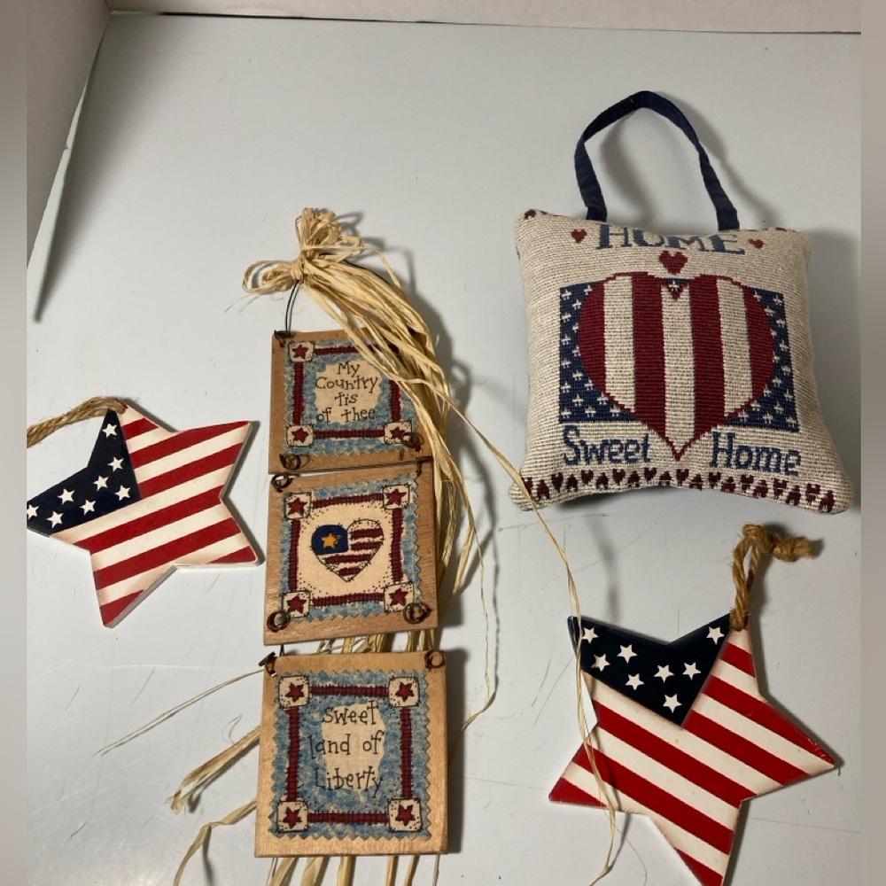 4 Patriotic wall hangings pillow, stats & three wooden pics. All good condition